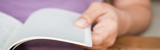 Aluno lendo livro em inglês com a metodologia CCAA