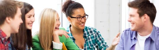 Alunos CCAA conversando e estudando na sala de aula