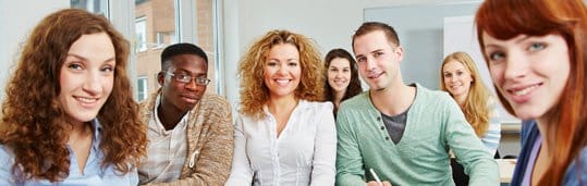 Adultos estudando inglês no CCAA