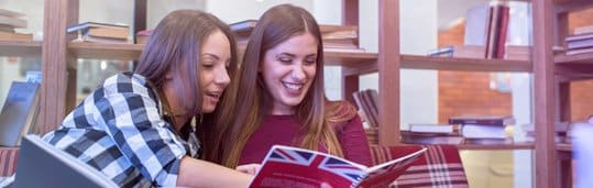 Jovens alunas estudando inglês do CCAA