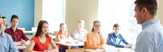 Professor de inglês em aula no CCAA