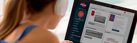 Uma mulher olhando para tela do computador